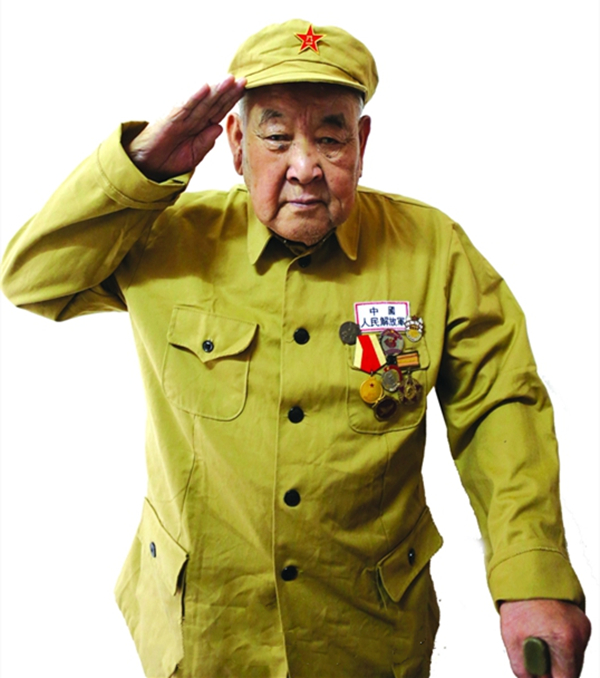 91歲老漢向妻女隱瞞身份,女婿用組織“詐”他,才公佈赫赫戰功 91歲老漢向妻女隱瞞身份,女婿用組織“詐”他,才公佈赫赫戰功