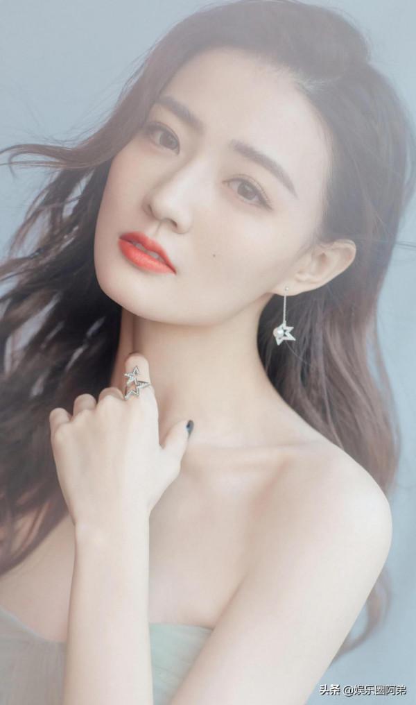 徐璐清純的外表和麵帶微笑的親和力深受大家喜歡