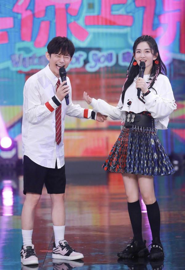 謝娜哪像仨孩子的媽？穿破洞T恤配彩色半身裙，一副大學生的模樣