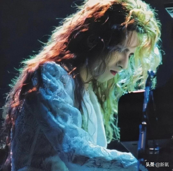 極具視覺衝擊力的日式爆裂美學，肆意而浪漫