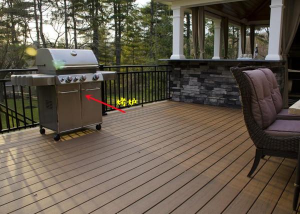 小洋樓蓋好了，門口又搭建2層平臺，上面涼亭露臺，下面放放雜物