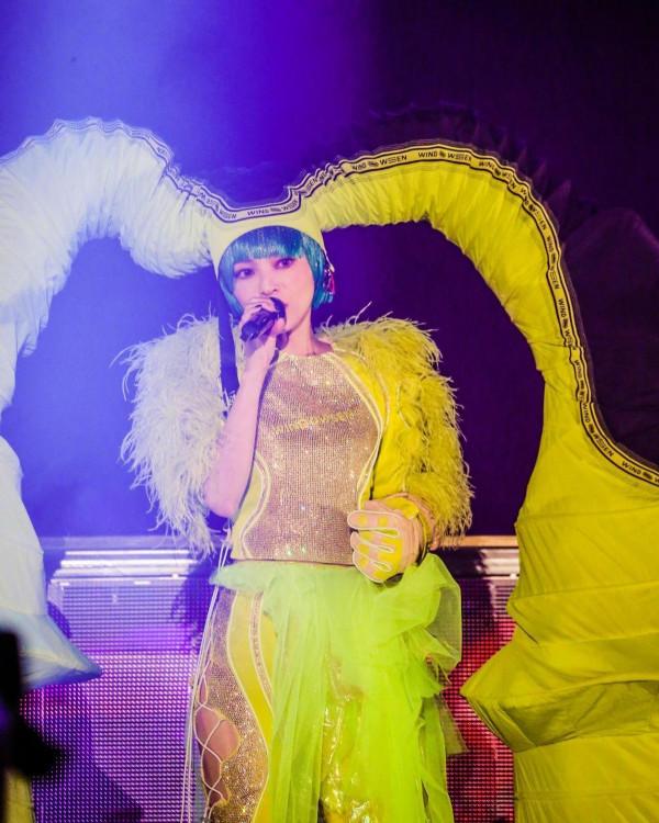 張韶涵的舞臺造型奇葩過頭了,看著雖然很奇怪,但真的很美 張韶涵的舞臺造型奇葩過頭了,看著雖然很奇怪,但真的很美