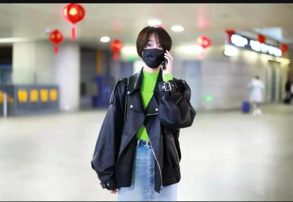 藍盈瑩機車皮衣搭牛仔裙帥帥惹人愛