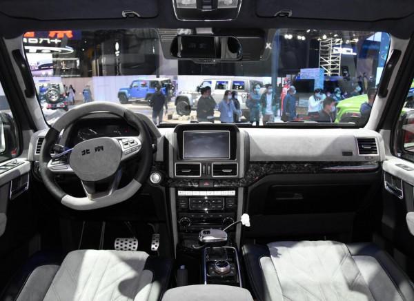 國產“賓士G”，方盒子造型，入門就配V6發動機，內飾成最大亮點