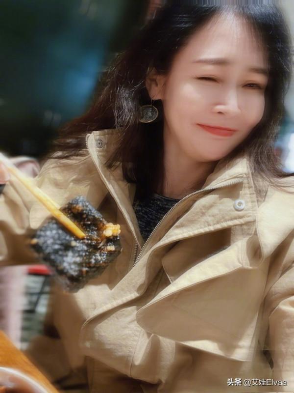 於明加打卡湖南大學!穿長大衣拎包吃臭豆腐,瘦成錐子臉顏值太高 於明加打卡湖南大學!穿長大衣拎包吃臭豆腐,瘦成錐子臉顏值太高