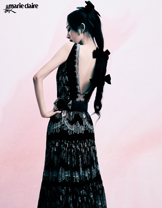 又美又颯！楊冪曝新春封面 化全包煙燻妝穿搭前衛