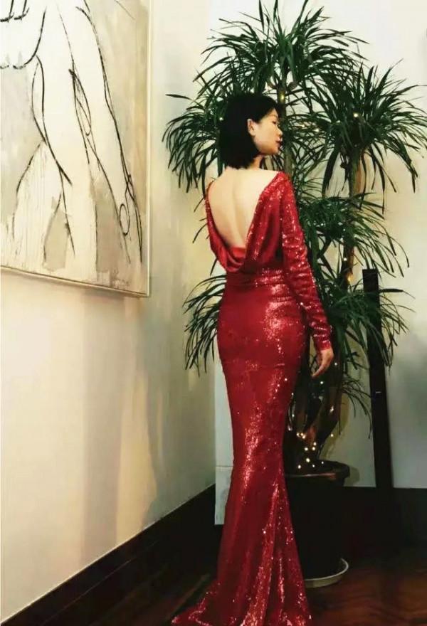 郭晶晶真是不簡單,玫瑰短衫穿出高貴感,同框超模呂燕也不輸氣質 郭晶晶真是不簡單,玫瑰短衫穿出高貴感,同框超模呂燕也不輸氣質