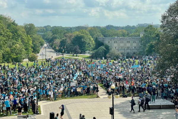 加拿大名校爆發大規模抗議 場面震撼 女生怒爆:被男同學壓床上性侵 加拿大名校爆發大規模抗議 場面震撼 女生怒爆:被男同學壓床上性侵