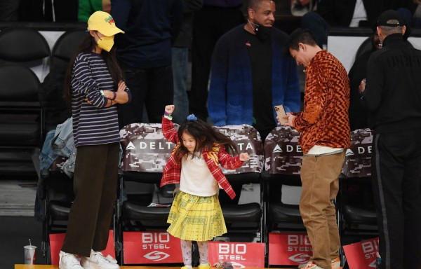 陳冠希人到中年顏值慘跌，攜妻女看球賽成大叔，但穿衣仍又痞又帥