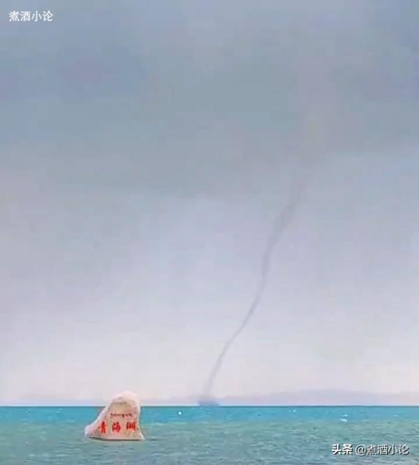青海湖現龍吸水奇觀，水柱扶搖直上，壯觀景象讓人歎為觀止