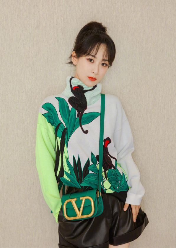 楊紫怎麼長成這樣了？扎高馬尾扮嫩，針織衫配皮短褲卻土得飛起