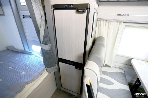 國產6.5T依維柯歐勝底盤加持,穩!實拍2022款中意極致雙拓展房車 國產6.5T依維柯歐勝底盤加持,穩!實拍2022款中意極致雙拓展房車