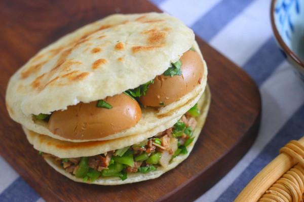 豬肉降到9塊，烙幾個火燒，滷1鍋肉，剁碎一夾，太香了