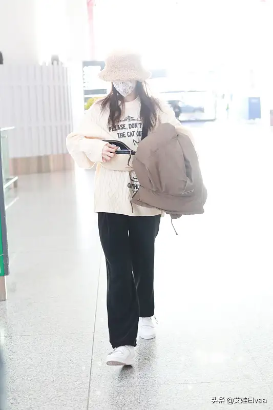 金晨逛完影城太端著，穿大碼毛衣配直筒褲走機場，打扮低調過頭了