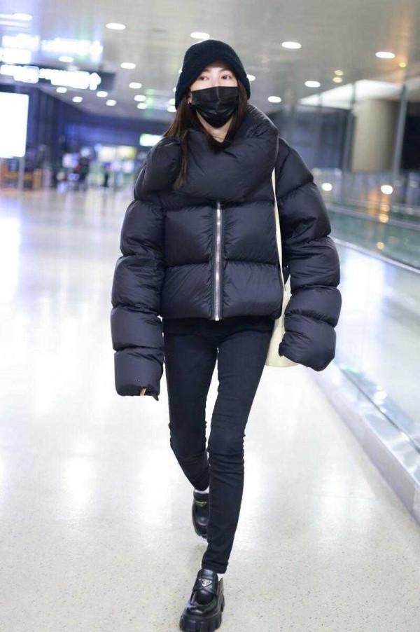 張雨綺這回終於穿對了,黑色麵包服配小腳褲,小鳥腿太顯瘦 張雨綺這回終於穿對了,黑色麵包服配小腳褲,小鳥腿太顯瘦