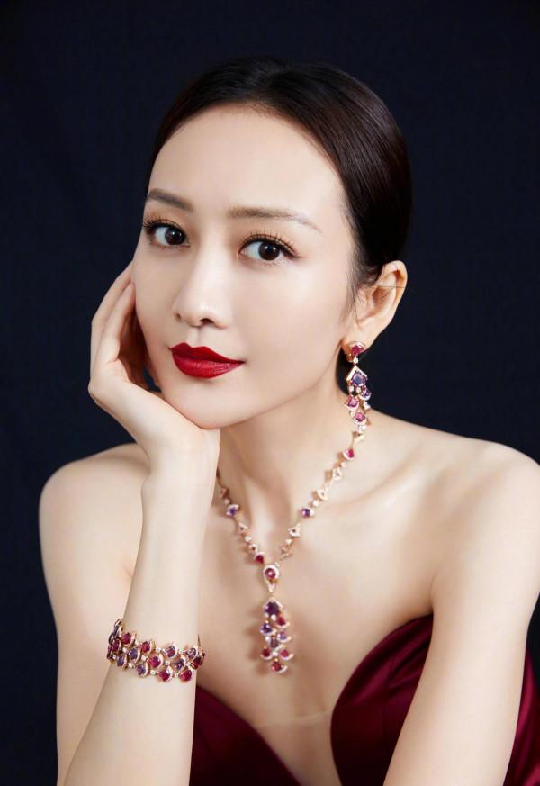 撒嬌女人王鷗：身穿紅色連衣裙超級有女人味！愛了愛了