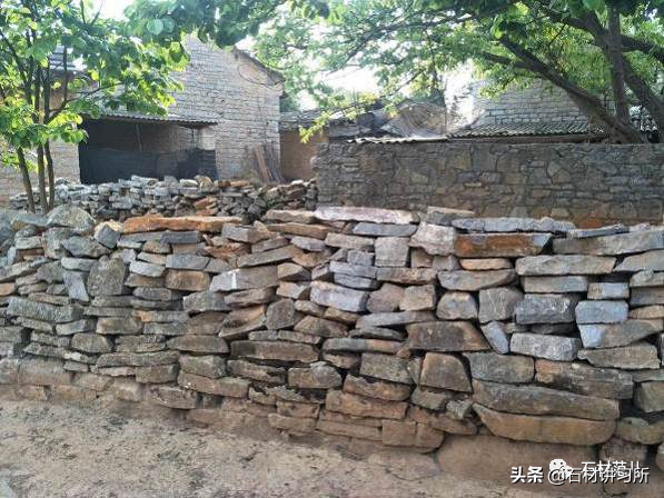 &OpenCurlyDoubleQuote;石頭寨&rdquo;裡看石頭