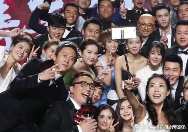 劉亦菲有個神奇的能力，就是總能在人群裡讓你瞬間就能注意到她