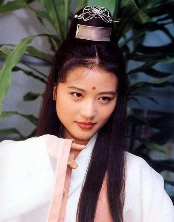 周海媚：2段情史，36歲為小7歲男友定居北京，55歲堅持不婚