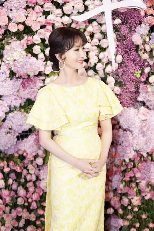 趙雅芝真是沒有“奶奶樣”，穿身黃色碎花裙扮嫩太成功，哪像70後