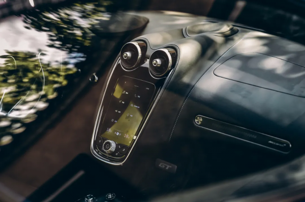 這輛跑車帶給我的全新認知，居然是豪華、舒適和足夠便宜