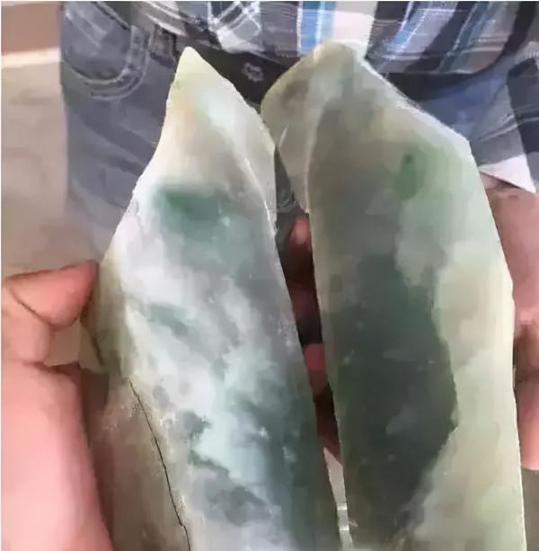 沒人惦記的原石,滿身是裂卻切出了一隻雞 沒人惦記的原石,滿身是裂卻切出了一隻雞