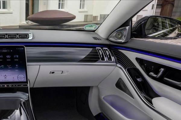 邁巴赫S480改裝內飾，鋼琴黑條紋木與棕色核桃木給你不一樣的豪華