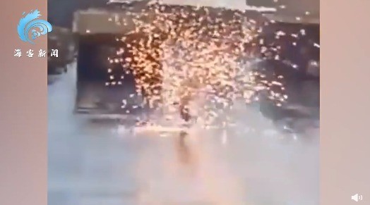 有圖有真相!男子撐傘被閃電擊中:地面火花四濺 雙手燒傷 有圖有真相!男子撐傘被閃電擊中:地面火花四濺 雙手燒傷