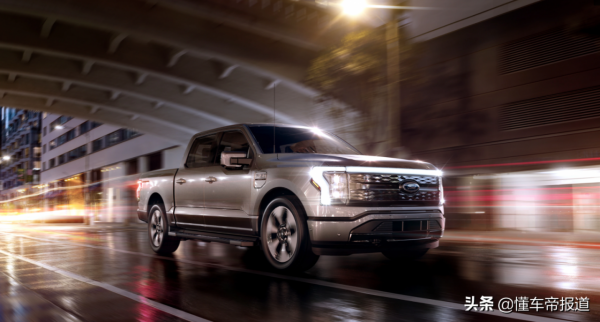 資訊 | 福特釋出全新充電樁，特斯拉設計總監回應：拙劣的仿製品