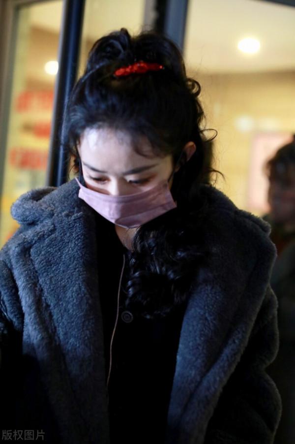 央視聯排 趙麗穎下班，著灰色泰熊服飾美噠噠