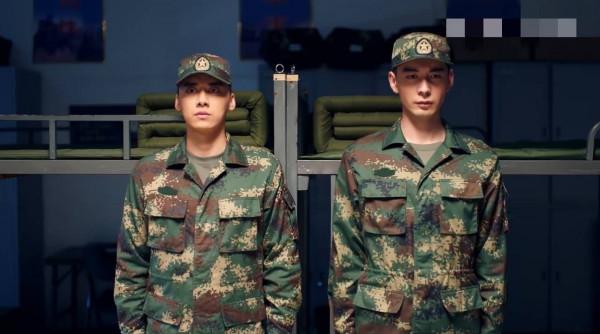 《王牌部隊》演員穿軍裝，肖戰氣場強大，黃景瑜被批像小混混