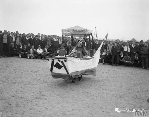 百年前參加一戰的中國勞工在歐洲過春節 劃旱船踩高蹺