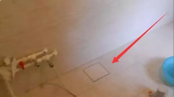 師傅弄了一個隱形地漏，不僅美觀還不會堵塞，鄰居看了都後悔沒裝