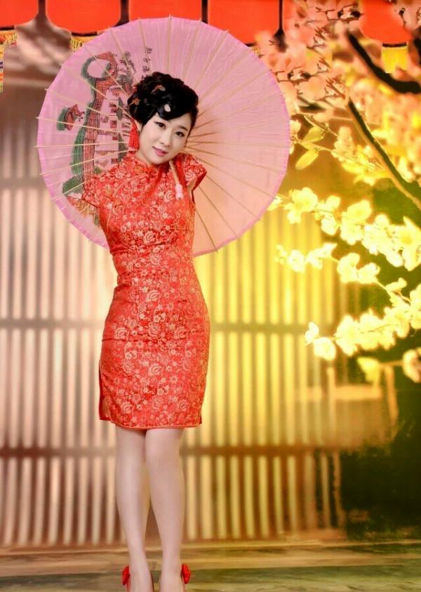 無臂女孩楊莉，她用“雙腳”考上了大學，寫字和燒飯全都自己解決