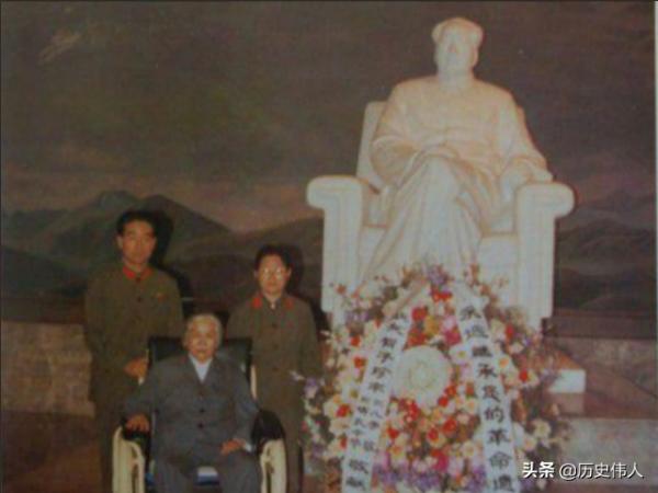 毛澤東來到井岡山後，袁文才指著一位女幹部說：老毛，她叫賀子珍