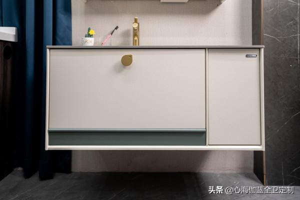 這款懸掛式浴室櫃盡顯小資情調