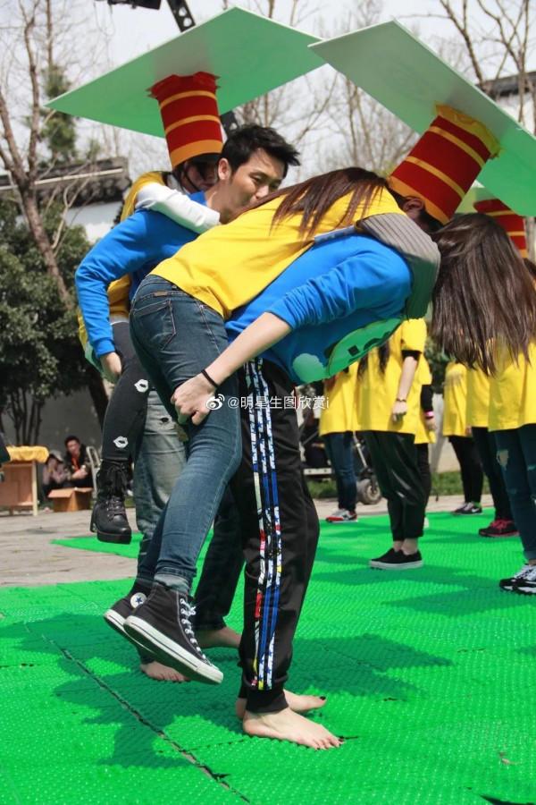 宋佳 跑男綜藝現場（大圖）脫襪赤足滿場跑