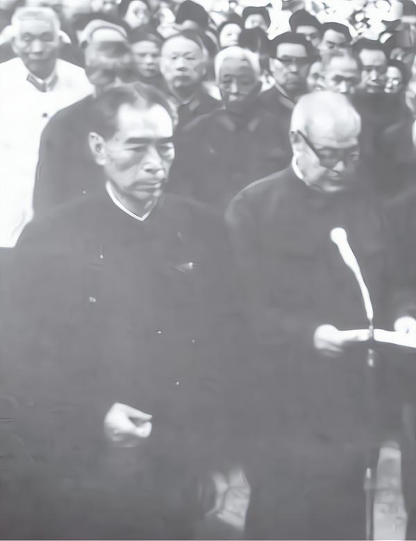 1975年賀龍骨灰安放儀式，總理連鞠七個躬，拉著薛明說：我來晚了