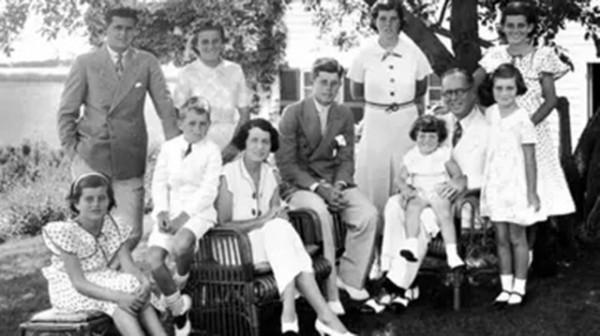 肯尼迪總統外甥被控強姦,請華人神探李昌鈺出山,其用一手帕偵破 肯尼迪總統外甥被控強姦,請華人神探李昌鈺出山,其用一手帕偵破