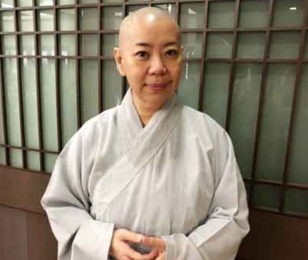 55歲女星直播剃度出家引熱議！回應：已跟老公離婚，兒子引以為榮