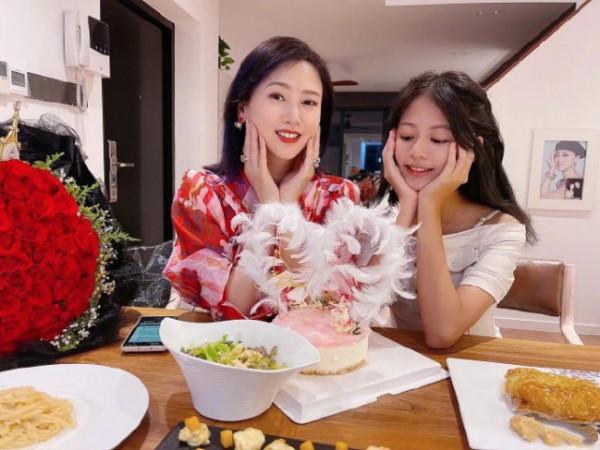 53歲翁虹曬全家福慶生自詡只有35，13歲女兒親自為媽媽做大餐
