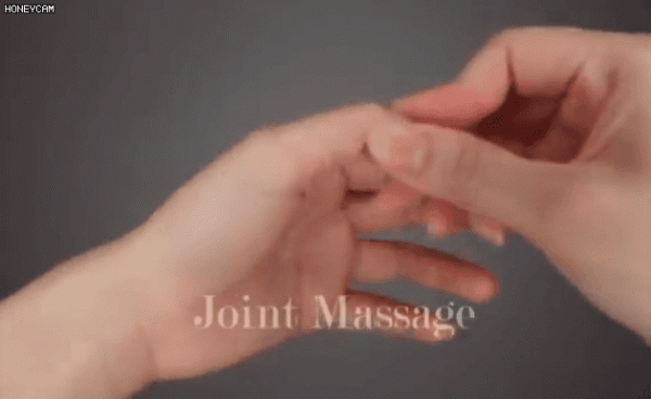 拉一拉自己的大拇指，可以有效地預防頸椎病