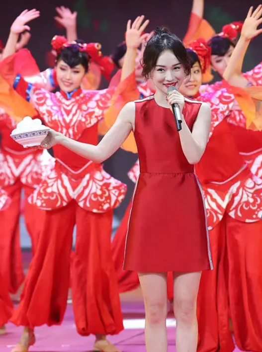 霍思燕氣質拿捏得真好,黑色外套披在大紅裙上,一看就是高階貴婦 霍思燕氣質拿捏得真好,黑色外套披在大紅裙上,一看就是高階貴婦