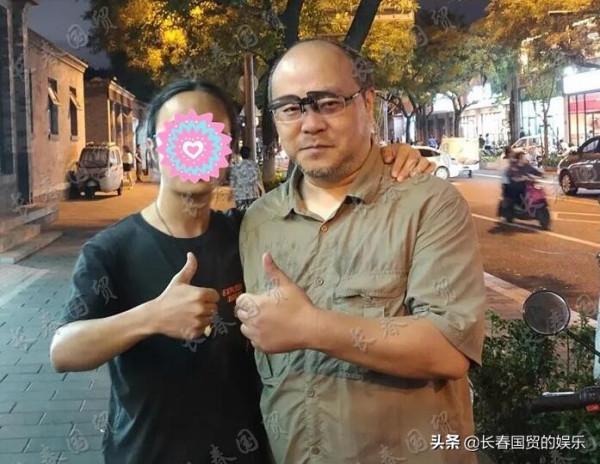 51歲竇唯近照曝光，髮際線後移腦門鋥亮