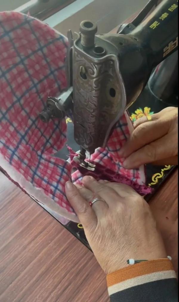 冬天農村這樣做棉鞋真暖和，比在超市買的500的鞋都暖和