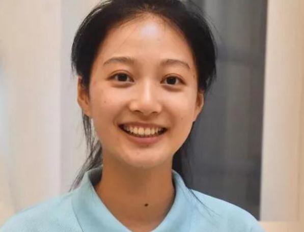 天安門前領誦的馮琳，實習無緣央視，這跟她的成長經歷有很大關係