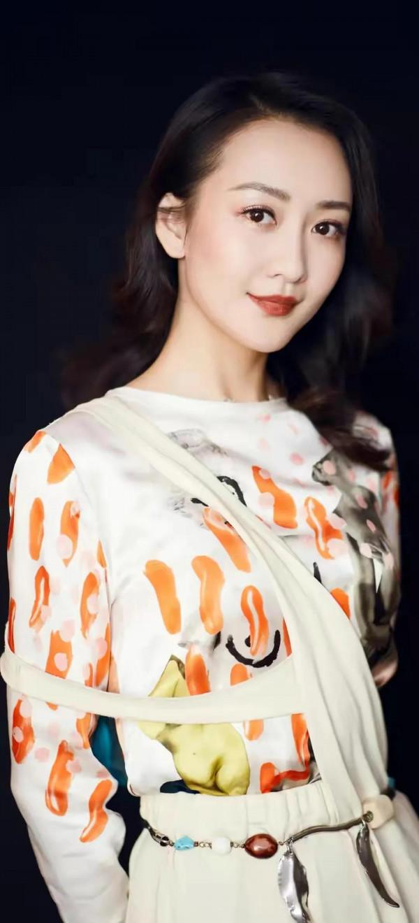 王鷗有種特殊氣質：月上柳俏頭，人約黃昏後