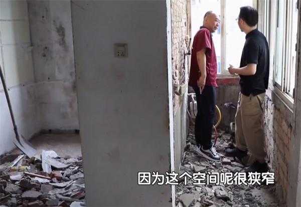 主婦囤物上癮!50㎡家堆滿雜物吊頂塞滿衛生紙,家人苦不堪言 主婦囤物上癮!50㎡家堆滿雜物吊頂塞滿衛生紙,家人苦不堪言