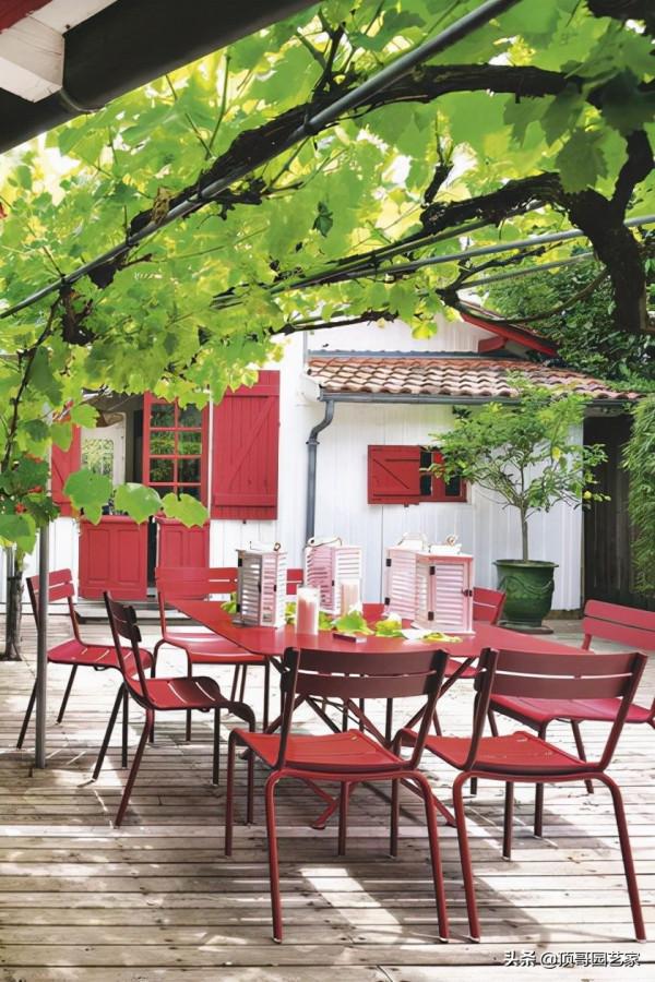 有了花園，一定要在花園裡打造一個戶外餐廳