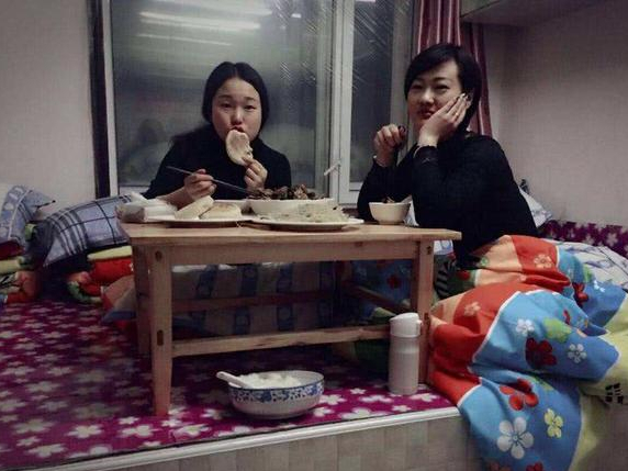 東北人在炕上吃飯睡覺，南方人疑惑：不嫌髒嗎？看看東北人咋說